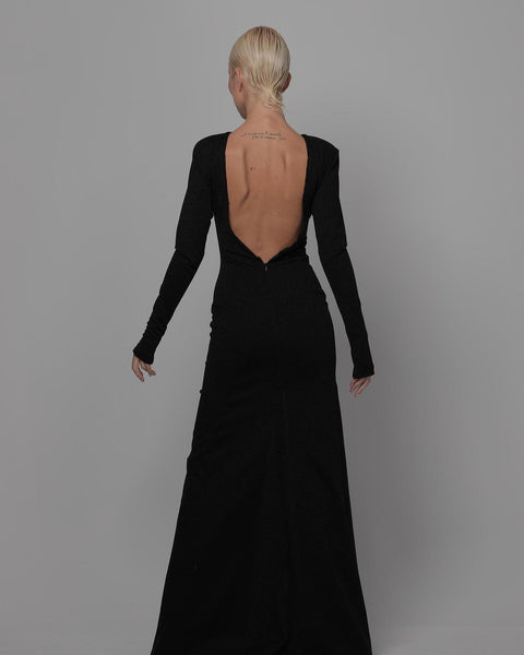 Черна елегантна рокля с висока цепка и дълбок изрязан гръб