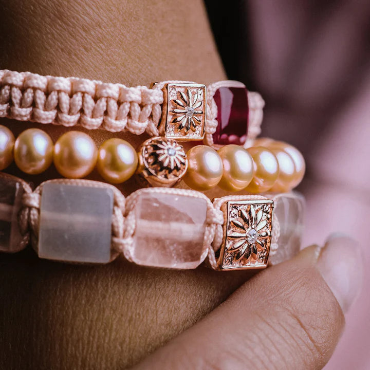 FLAT-BEAD BRAIDED BRACELET IN ROSE GOLD WITH ROSE QUARTZ AND MOONSTONE SAKURA QUADRA